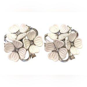 Vintage 1950s LISNER Blossom Flower Earrings Clip On White Rhinestone